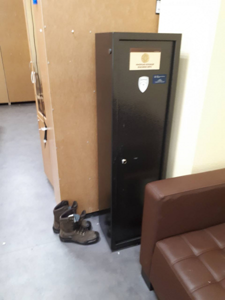 У Києві заступник директора гімназії зберігав зброю та психотропи